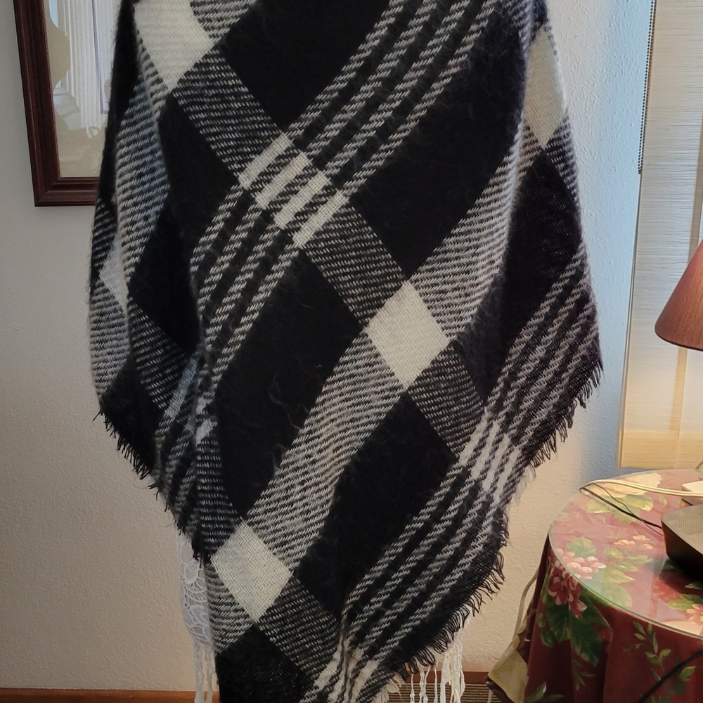 Soft and warm shawl with toggle closure - Picture 4 of 5